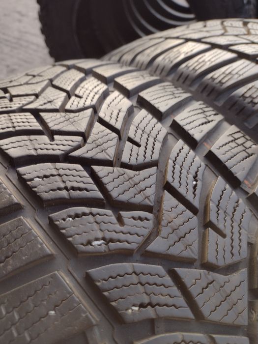 Перфектни 4бр.215/55/17 зимни