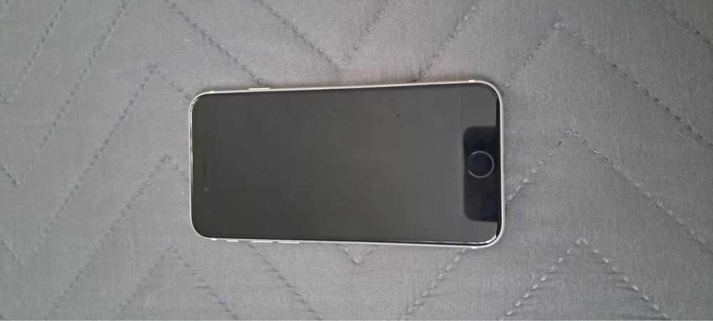 Продавам iphone se 2020