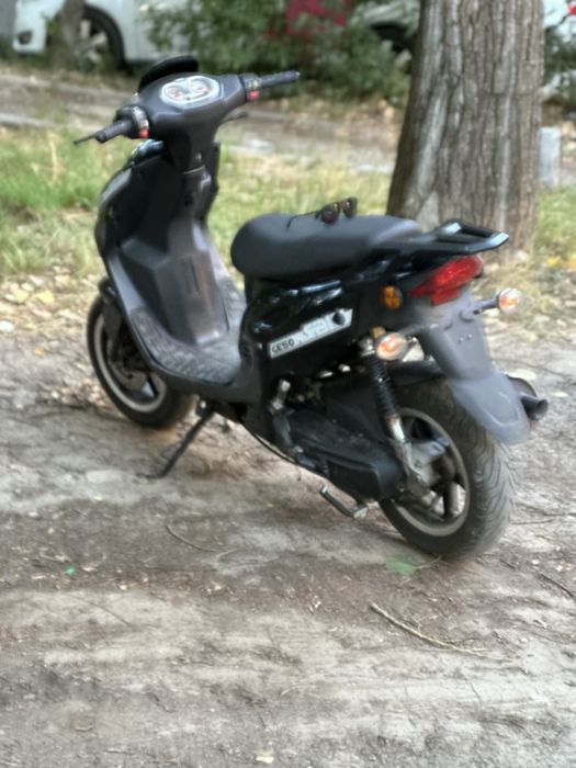 Vand scuter pe benzina