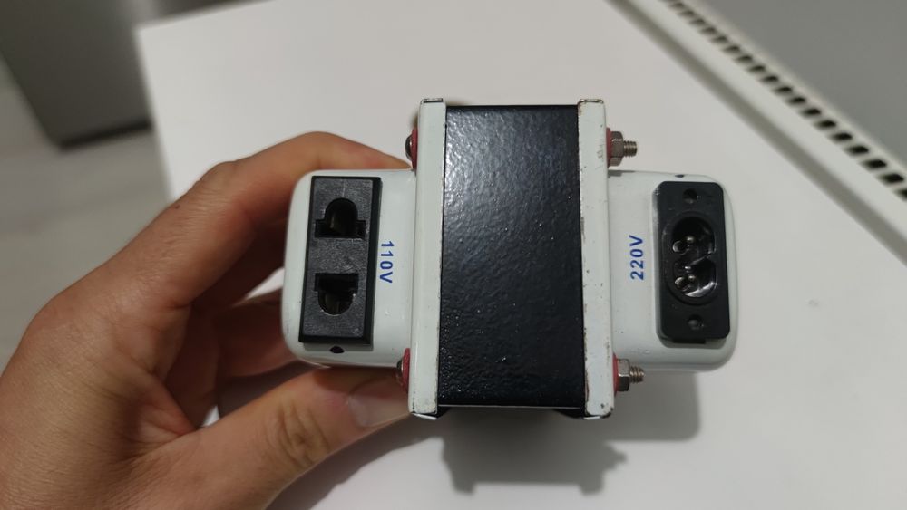Конвертор 220 към 110 волта и 110 към 220