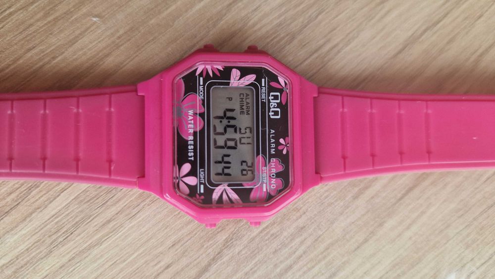 QiQ Дамски цикламен часовник