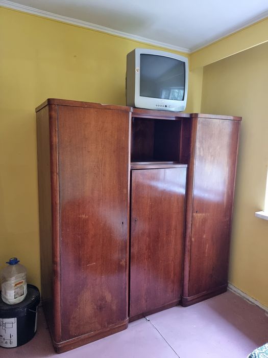 Șifonier vechi de lemn