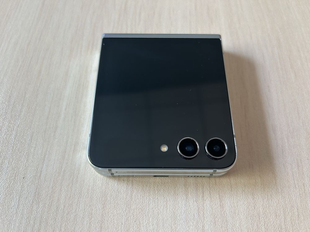 Продавам Samsung Galaxy Z Flip5 512/8GB