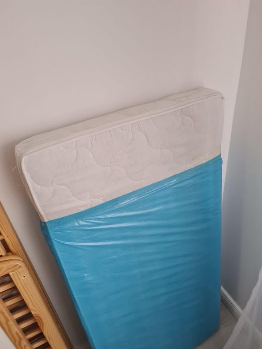 Patut din lemn in stare foarte buna 120x60 cm, inclusiv saltea