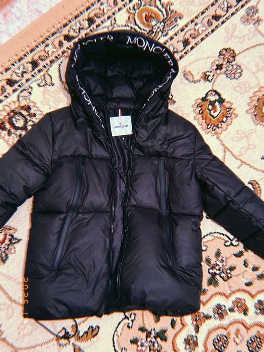 Продам оригинальную куртку Moncler.
Размер универсальный (м/у фасон).
