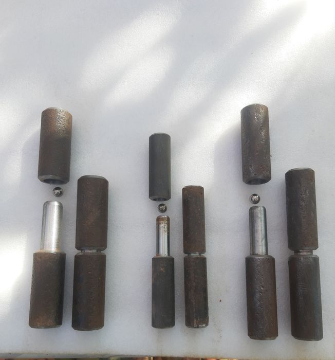 Дверные шарниры  .