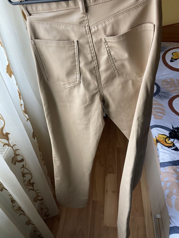 Pantaloni din imitatie de piele