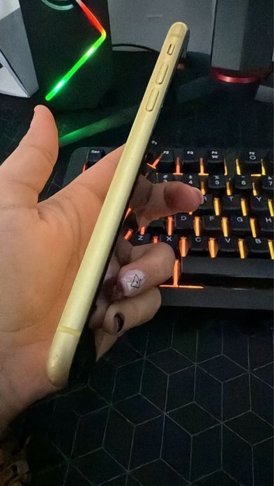 Iphone 11 cu defect spate