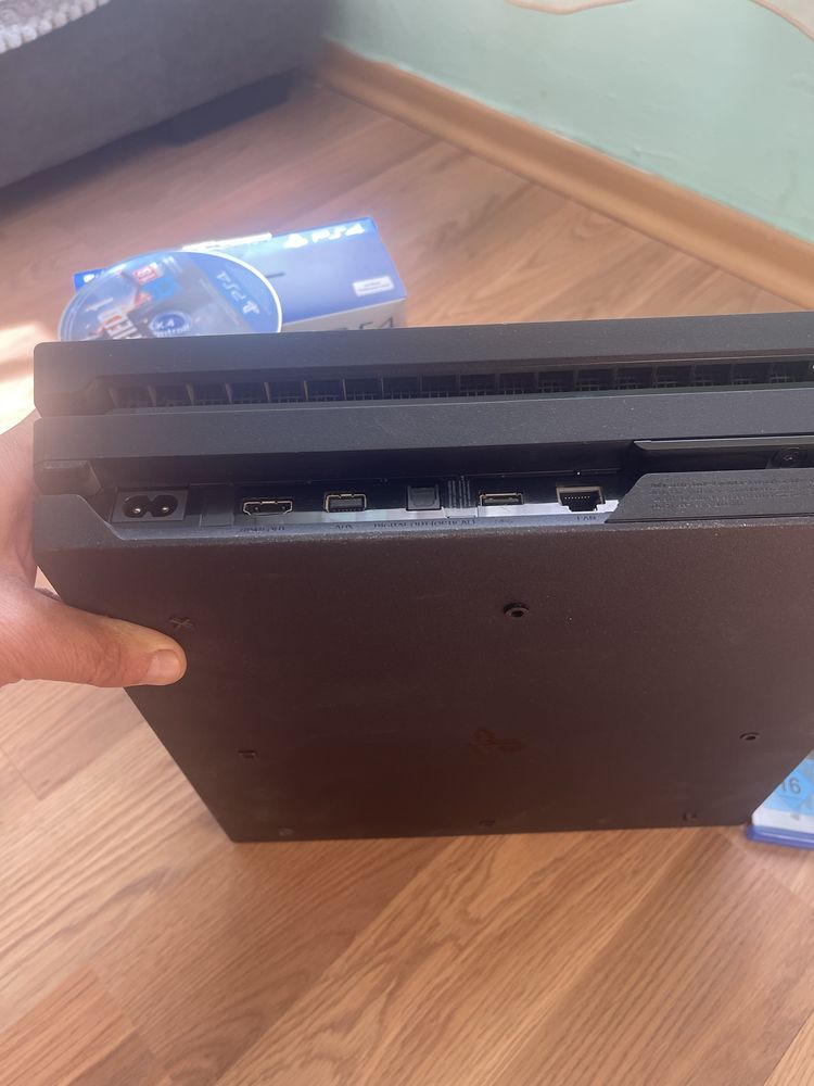 Плейстейшън 4 slim.
