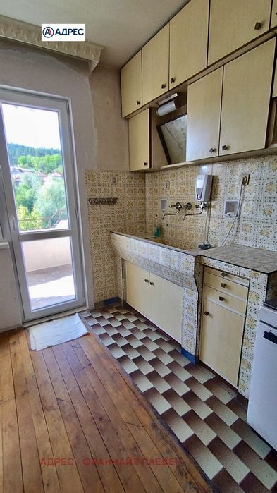 Продава се Тристаен апартамент в Троян - 85 кв.м за 1048 €/кв.м - Снимка #2