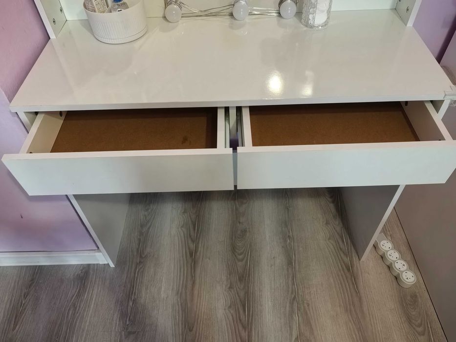 Тоалетка с осветление