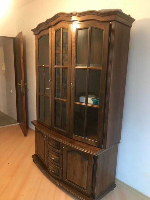 Масивен красив и запазен бюфет-витрина