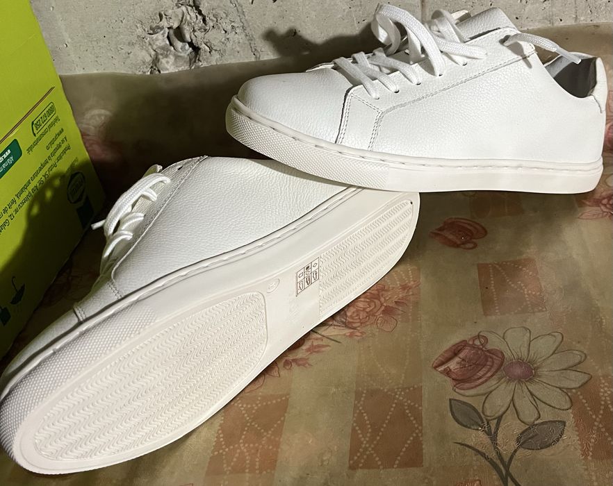 Adidași Albi Eleganți Moss – Noi, Niciodată Purtați
