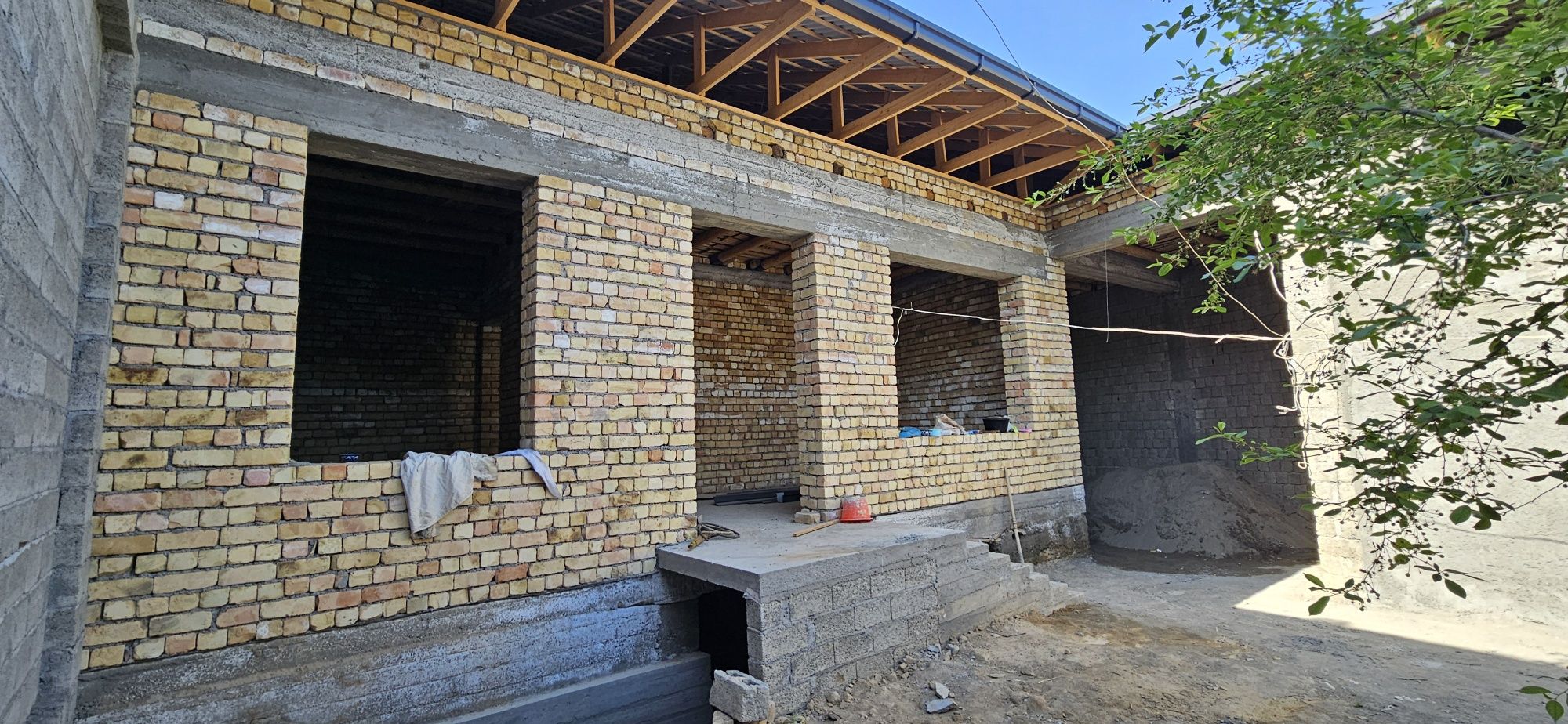 Продаётся дом 3.5 соток 6комнат 2 санузла каробка,ул Ахунбабаева