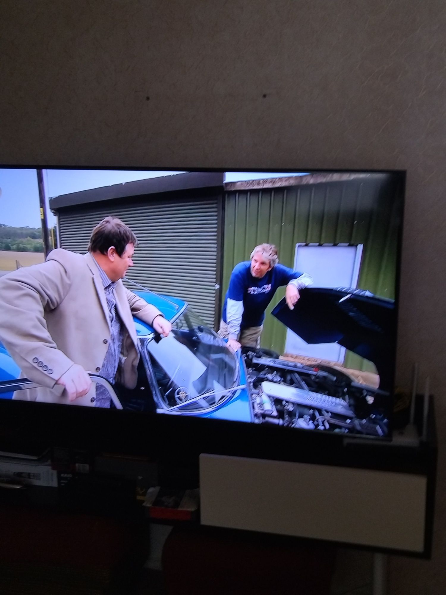 Продавам Телевизор Samsung 55" QLED 4K Smart TV Q60B 
РАЗМЕР НА