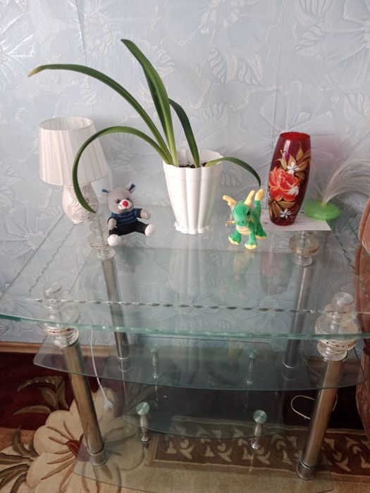 Продам стеклянный столик под телевизор.