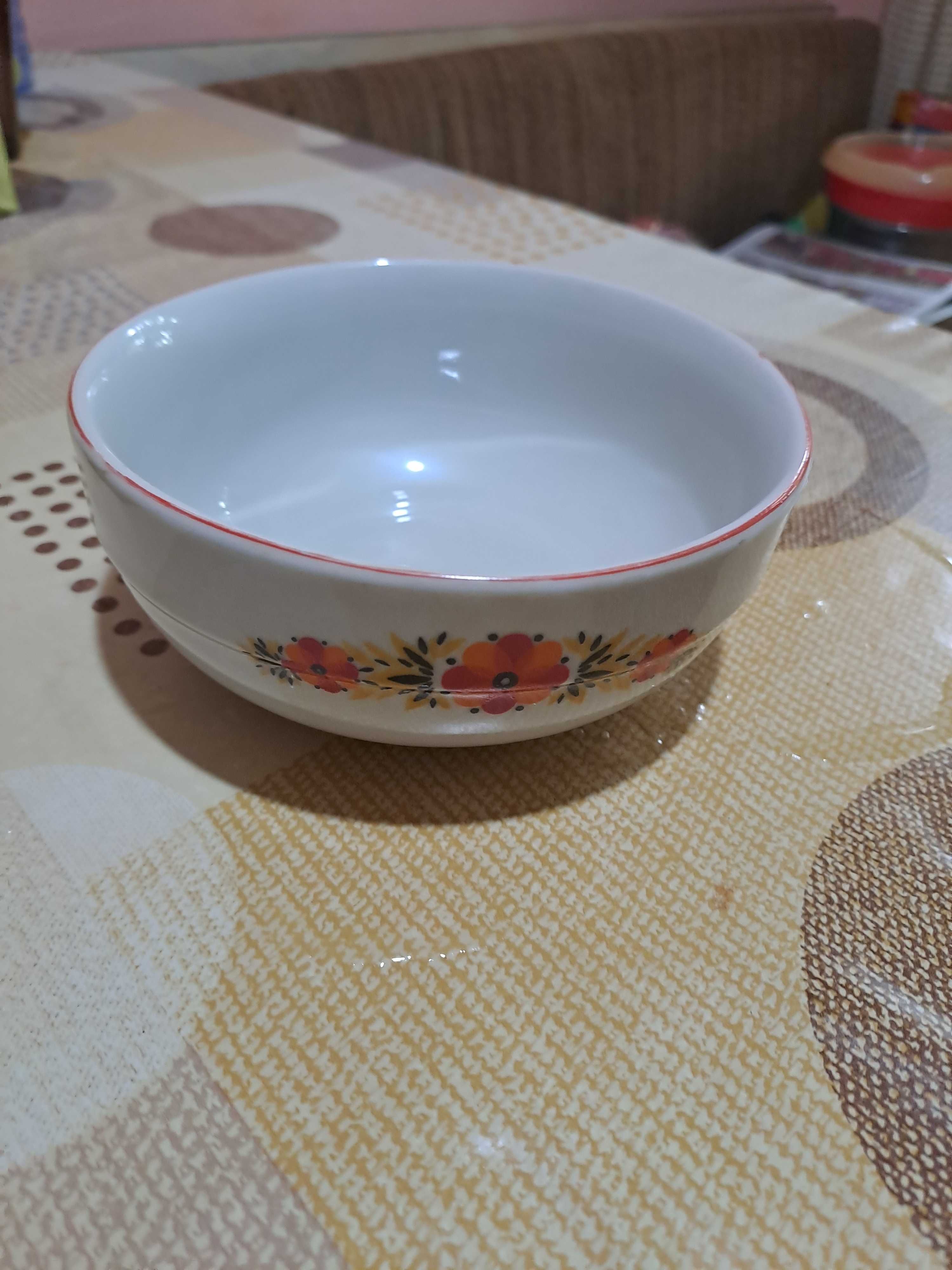 Порцеланови чинии и купи