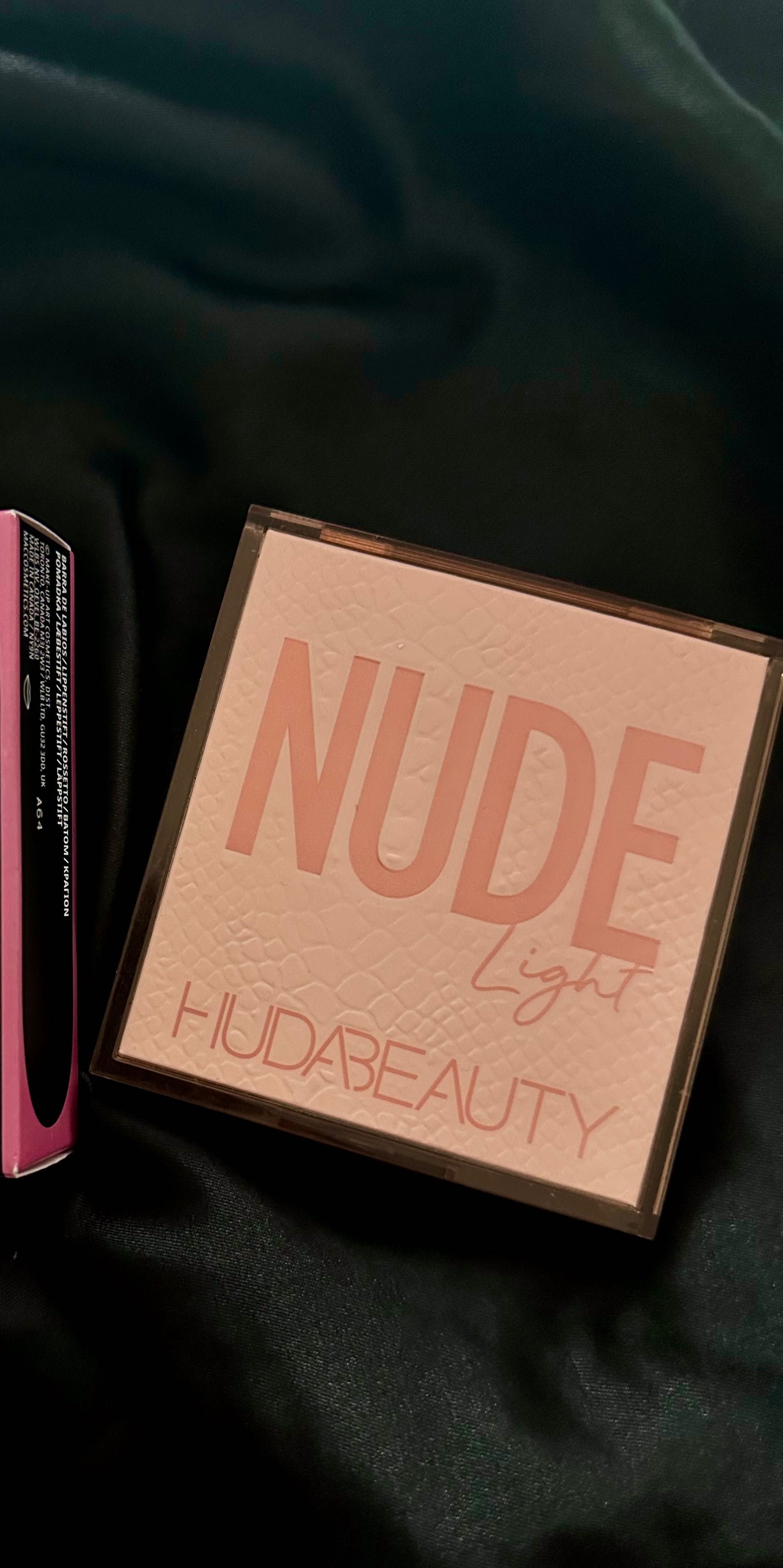 Huda beauty Nude light палитра сенки за очи