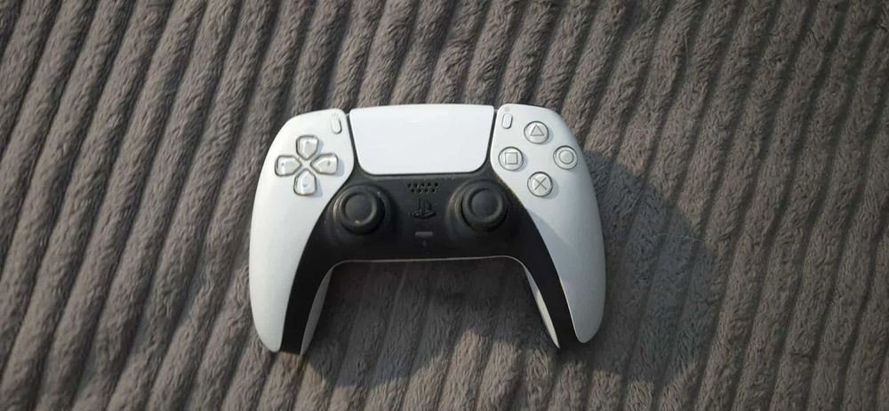 PS5 Standard Edition + 2 контролера + 4 топ игри (перфектно състояние)