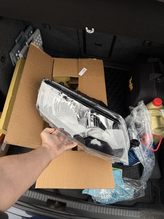 Vand far dreapta octavia 3