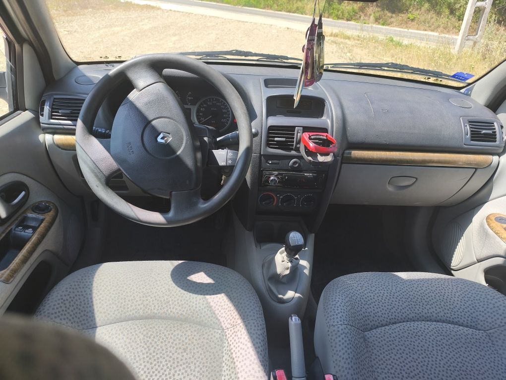 Vând Renault Clio 2 motor 12.16v proprietar fiscal pe loc