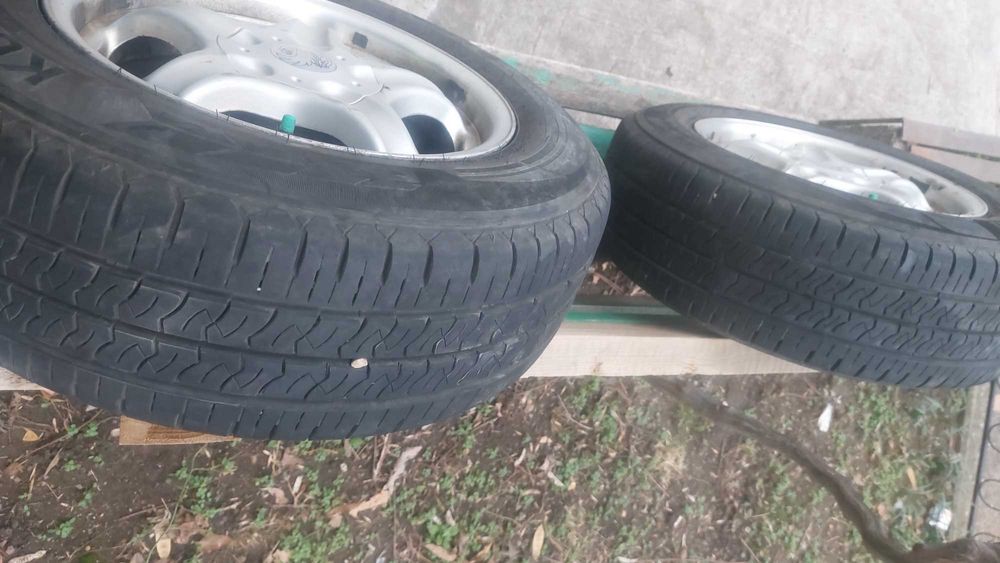 Продавам алуминиеви джанти с летни гуми.
