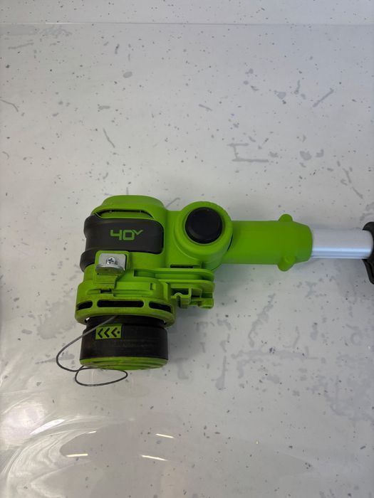 Tăietor de iarbă Greenworks 40V cu roată pentru grădini mici
