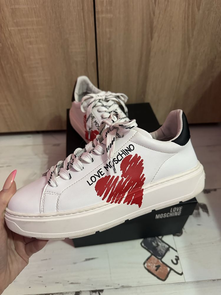 Обувки на Love Moschino