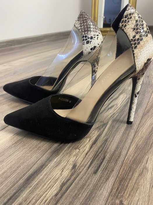 Tocuri tip stiletto cu catifea neagra si piele sarpe