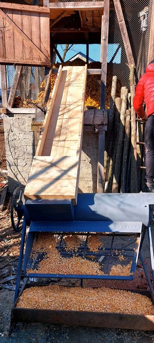 Batoză porumb metalică, capacitate mare, cu suport de lemn