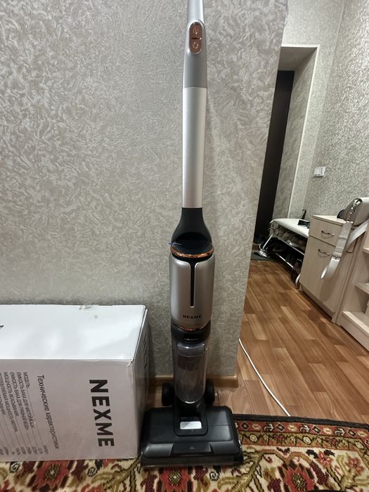 Моющий беспроводной пылесос.