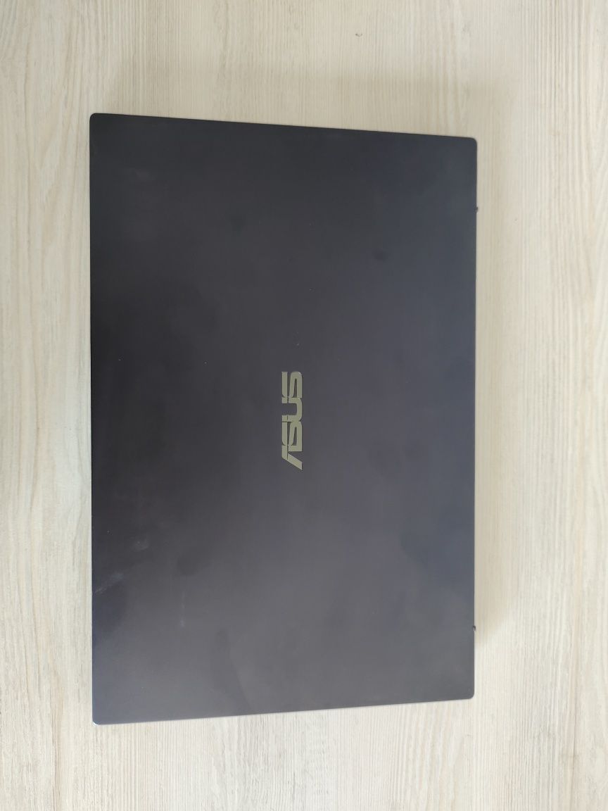 ASUS Expertbook holati ideal