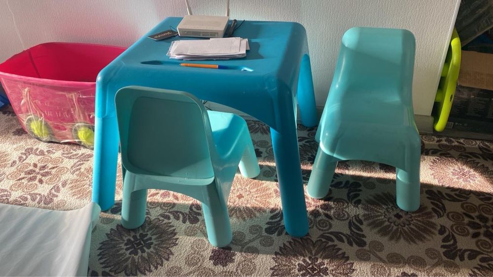Детский столик и 2 стула
