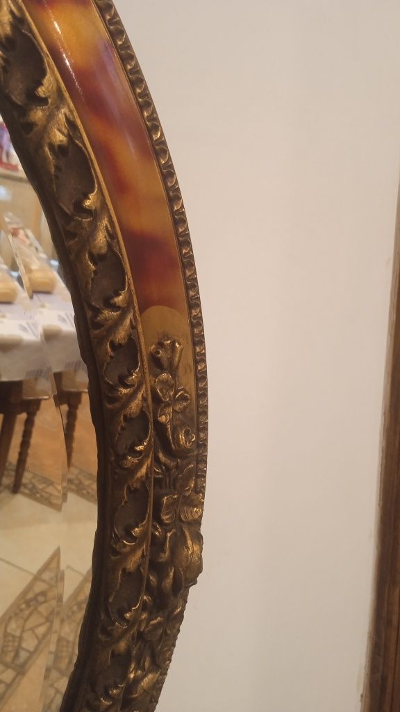 Oglinda ovala veche, rama lemn sculptat cu motive florale, stil baroc