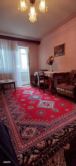 Apartament 3 camere, decomandat, etaj intermediar. Zona Stefan cel Mar