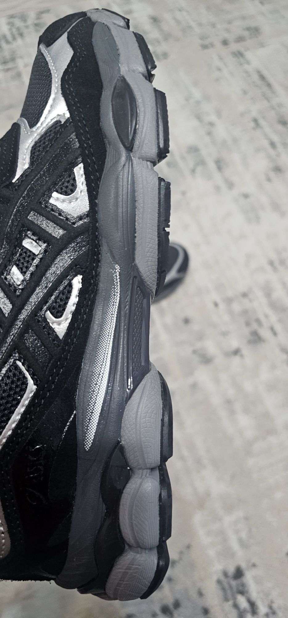 Кроссовки ASICS  40 размер