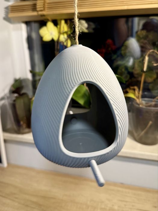 Модерна хранилка за птички