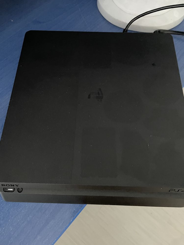 Play station 4 slim ( PS4 slim )
