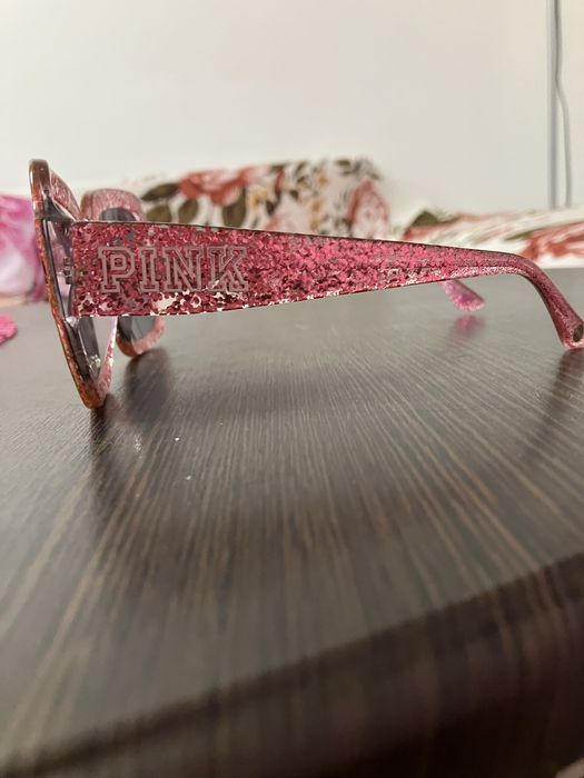 Ochelari de soare roz