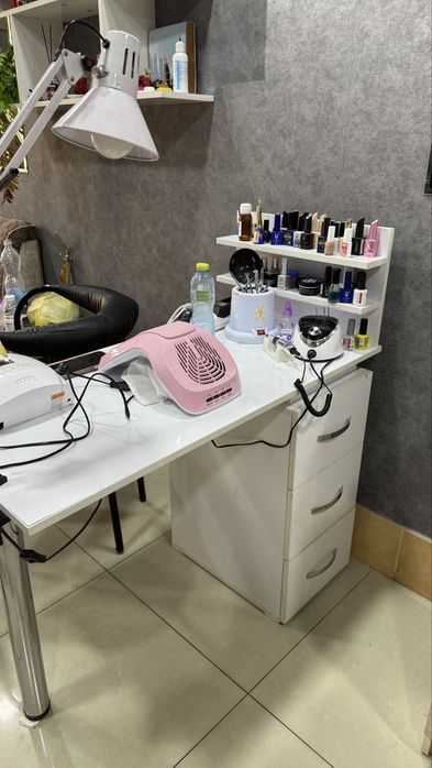 Маникюрный стол для салона красоты