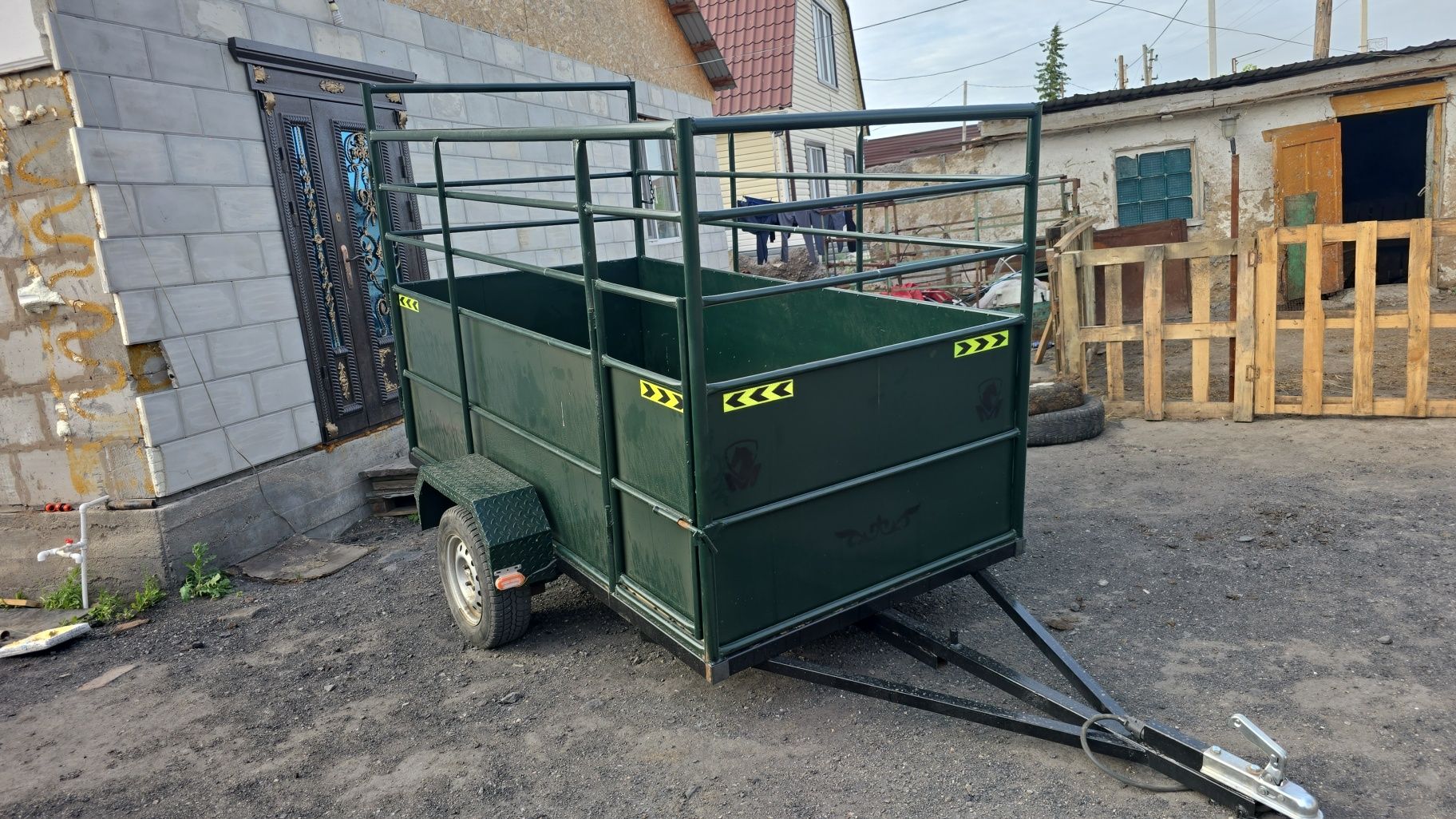 Продам прицеп коневозка