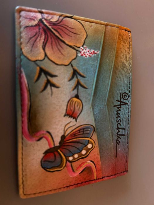 Portofel feminin Anuschka – mic, pictat manual, elegant și practic