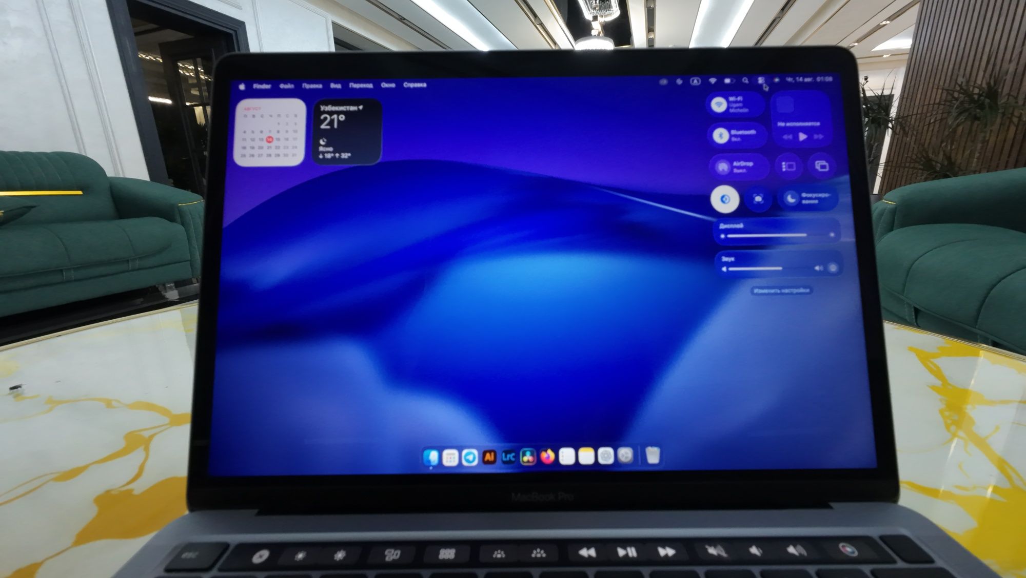 MacBook Pro M1 13" 8/256 — идеальное состояние, Touch Bar.