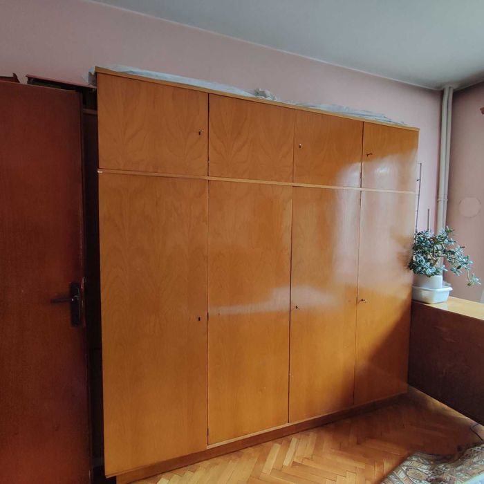 Продавам запазен гардероб с 4 крила и надстройка, чист и поддържан.