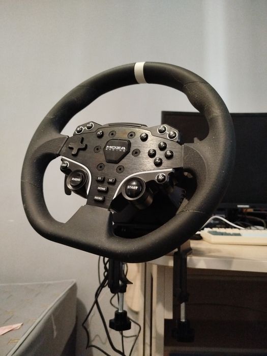 MOZA R3 полный комплект (руль + база + педали)
Продаю комплект MOZA R3