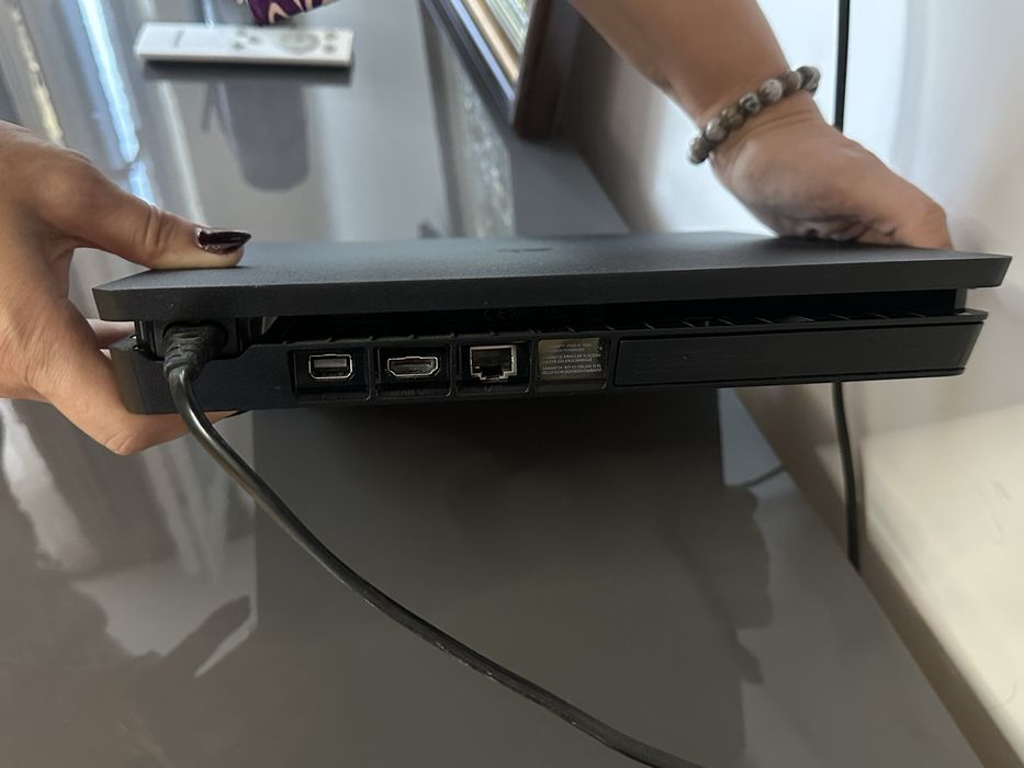 PlayStation 4 (два джойстика) с подарък игра