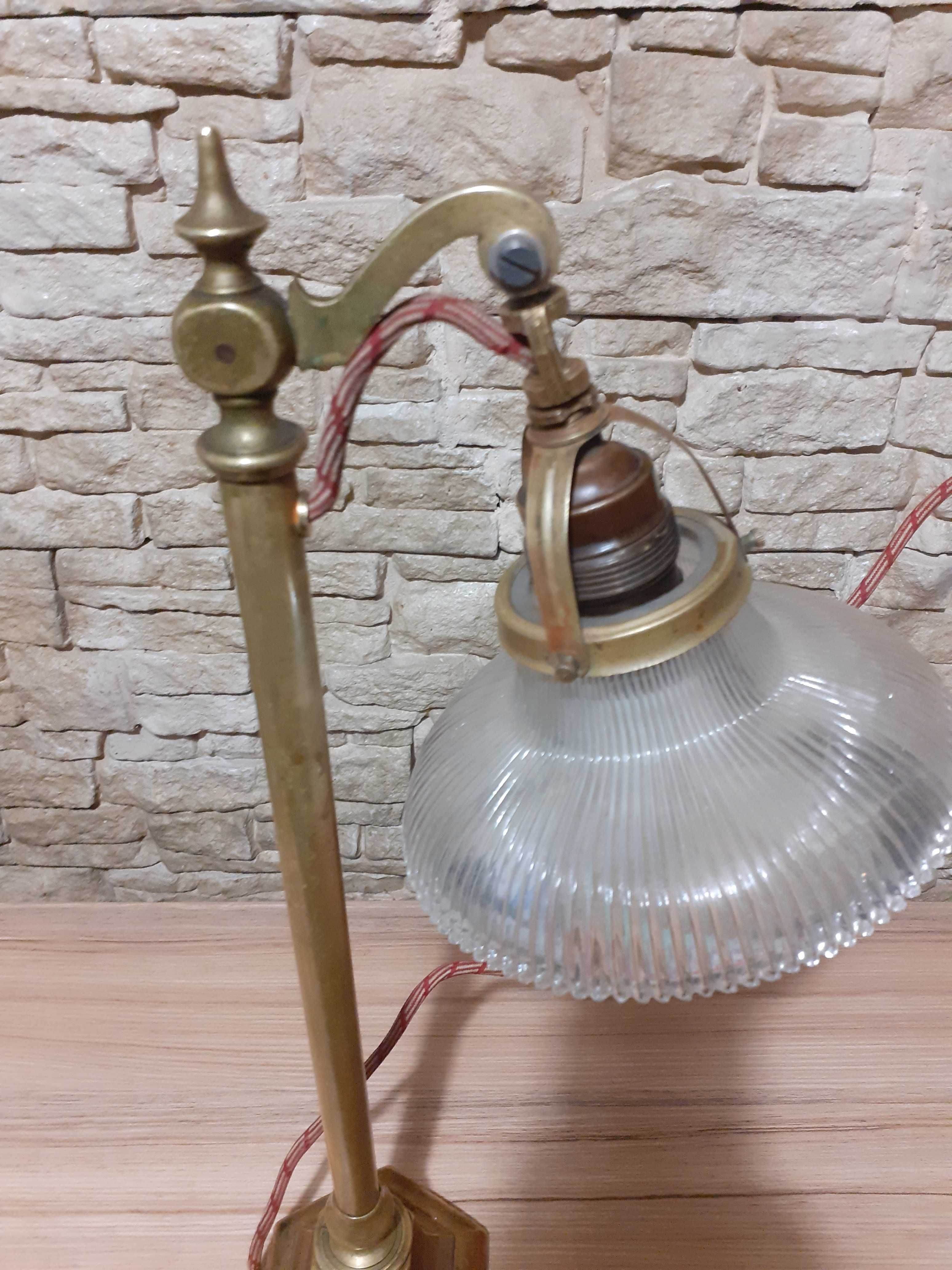 Ofer spre vanzare o lampa Art Deco din alama cu patina originala