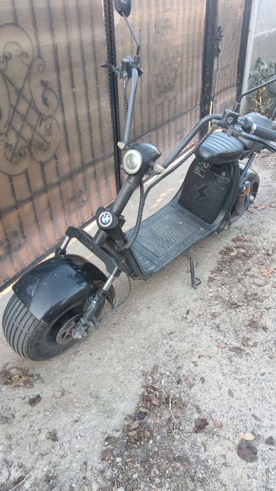 Scuter electric cu funcție bluetooth