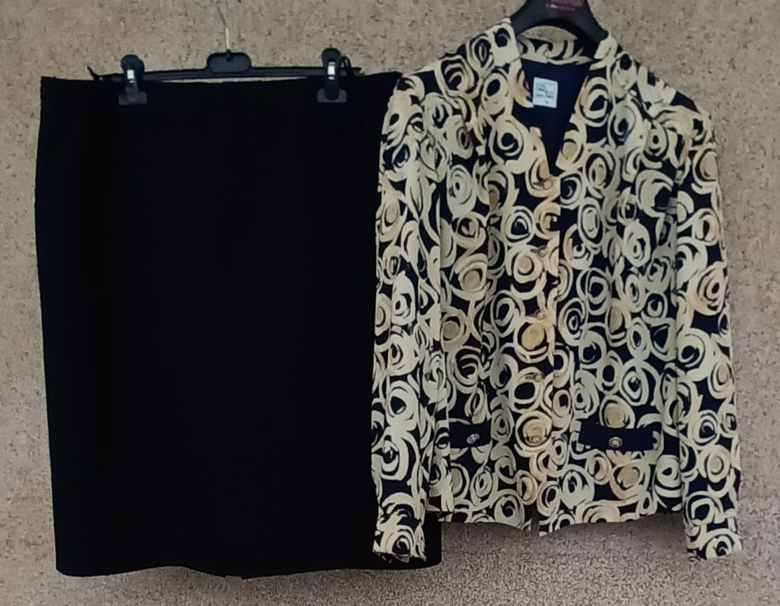 Дамски блузи с черни прави поли с цепки отзад комплект.