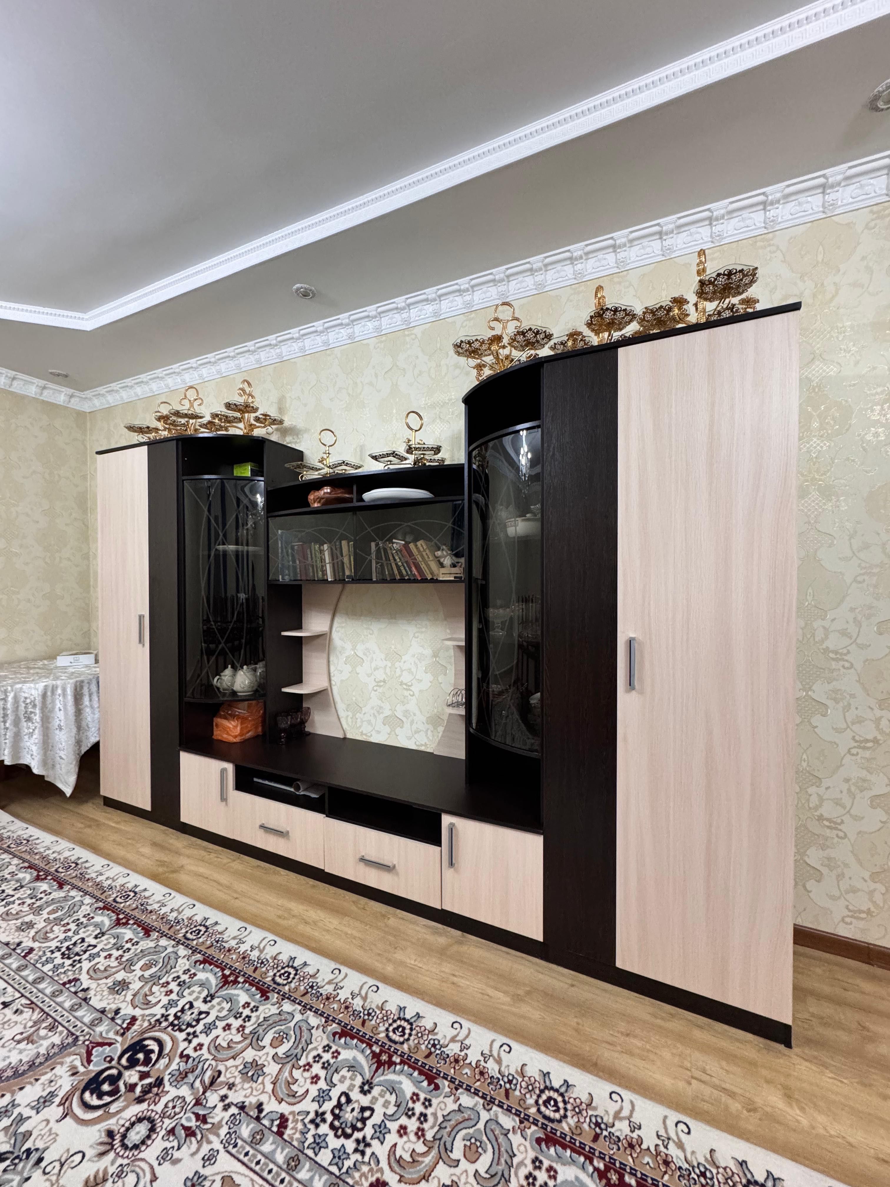 Стол 5 м, орындық 22 шт, залдың гарнитуры